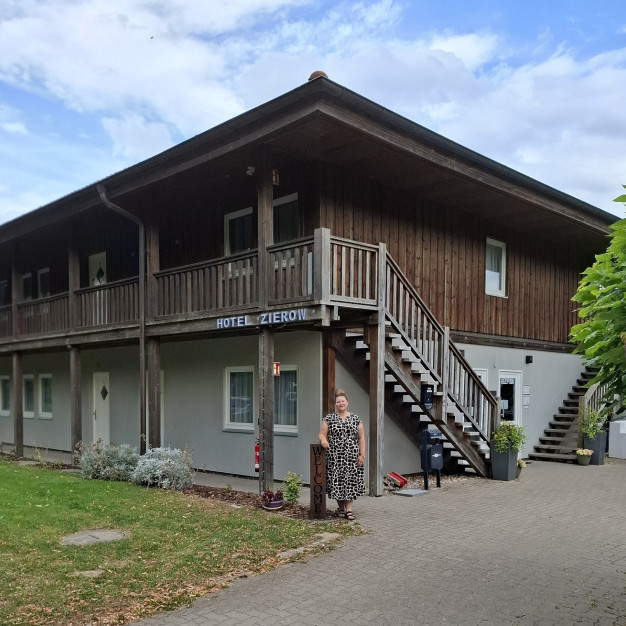 Diana Möbius vor dem Hotel Zierow