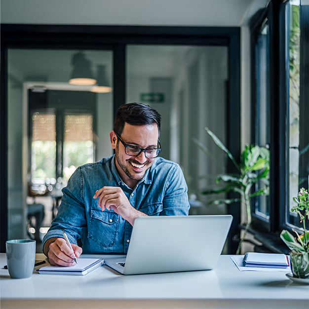 Geschäftsmann sitzt am Laptop