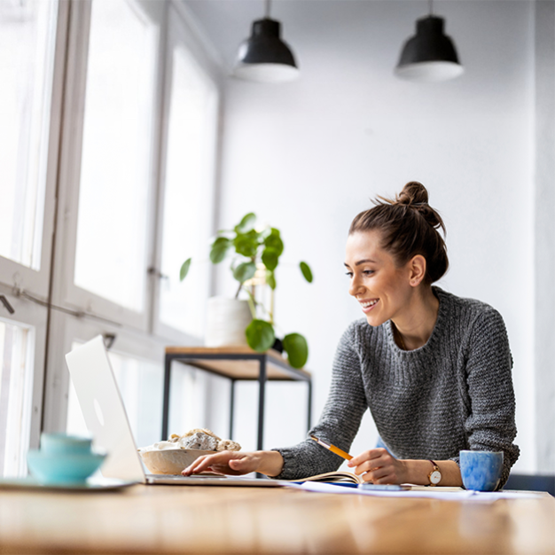 Frau sitzt vor dem Laptop