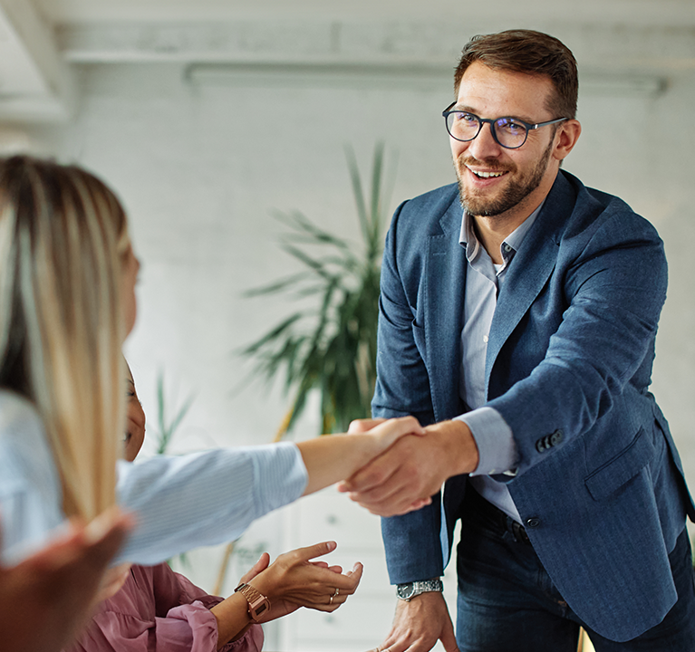 Geschäftstermin, Händeschütteln, erfolgreiche Übergabe