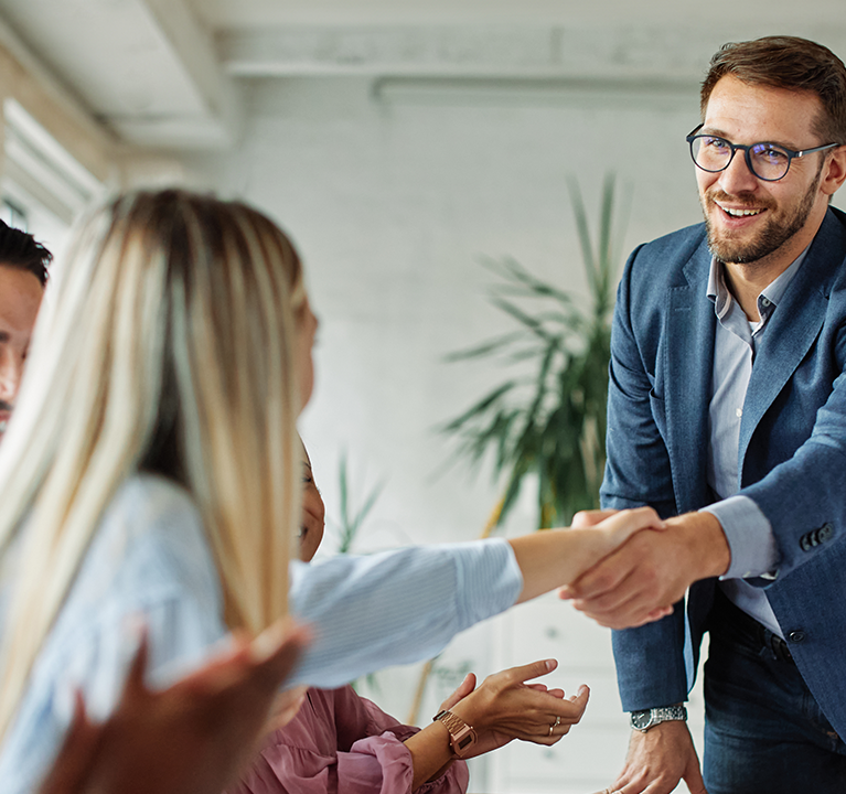Geschäftstermin, Händeschütteln, erfolgreiche Übergabe