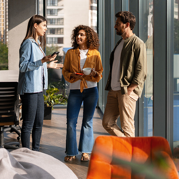 Gruppengespräch zwischen Mann und Frau im Büro